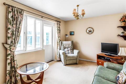 6 Crispin Close, Ashtead, KT21 1LG