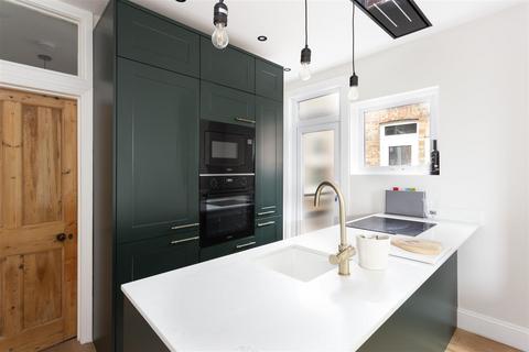6a Darwin Road, London, W5 4BD