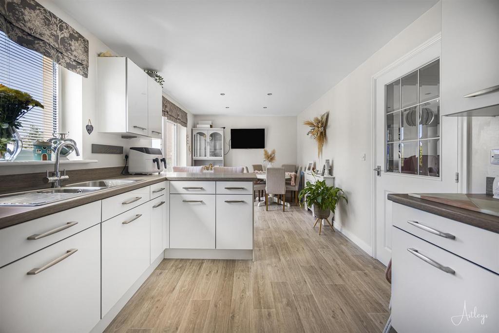Kitchen/Dining Room