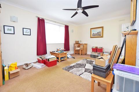 4 bedroom terraced house for sale, Mereworth Close, Rainham