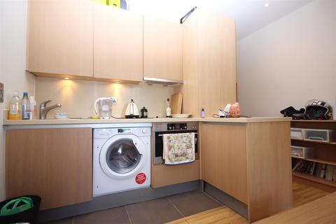 Studio to rent, Bromyard House, Acton W3 7BY