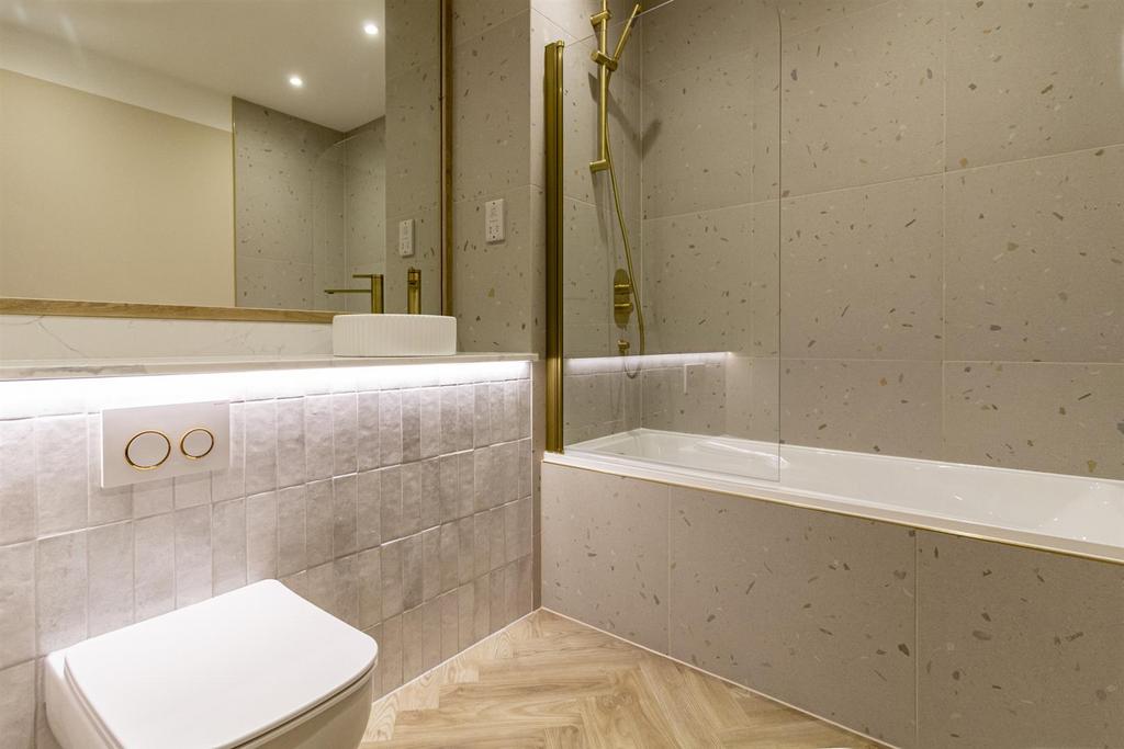 27 Bond Street 2024 (bathroom) (1).jpg