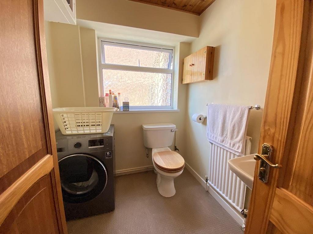 Cloakroom wc/utility room