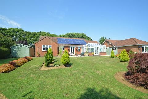 3 bedroom detached bungalow for sale, BEAUTIFUL GARDENS * APSE HEATH