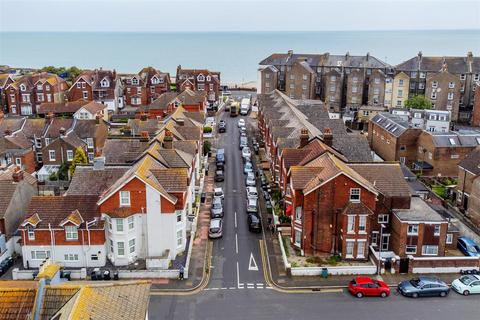 Studio to rent, Cambridge Road, Eastbourne