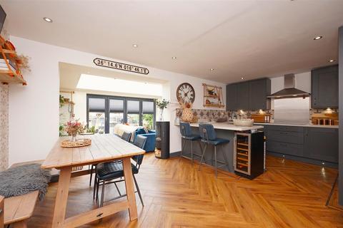 3 Featherstone Crescent, Barrow-in-furness, LA13 0GX