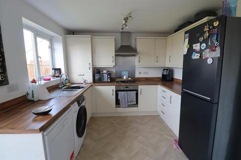 3 bedroom semi-detached house to rent, Merlin Road, Leicester LE4