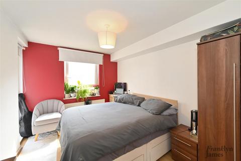 3 bedroom maisonette for sale, Lipton Road, London, E1