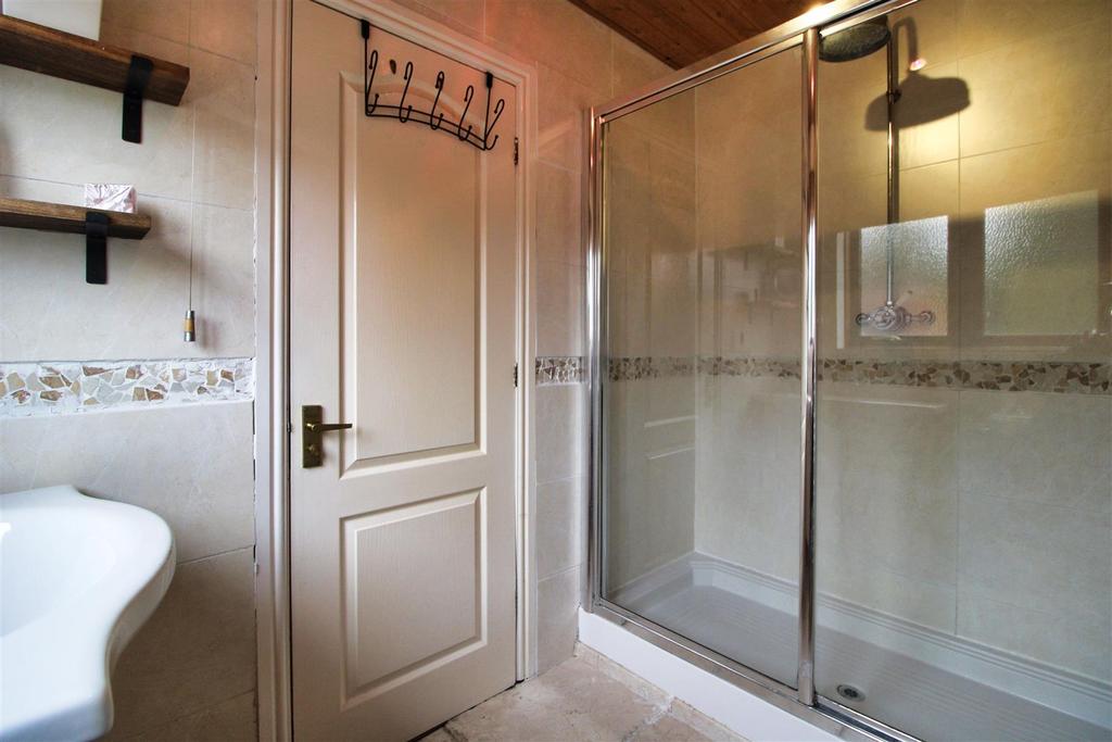 Master En Suite.jpg