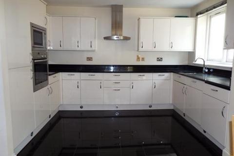 2 bedroom flat to rent, High Street, Bedford