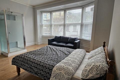 1 bedroom in a house share to rent, Room In Shared House, Queens Road