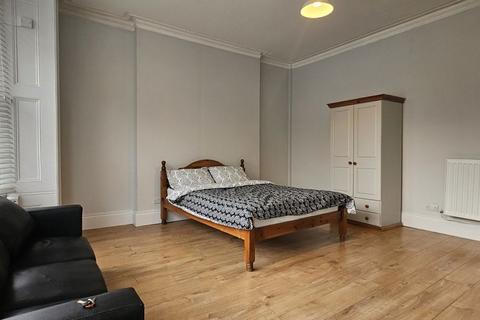 1 bedroom in a house share to rent, Room In Shared House, Queens Road