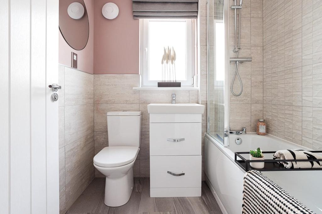 Main bathroom with shower over bath