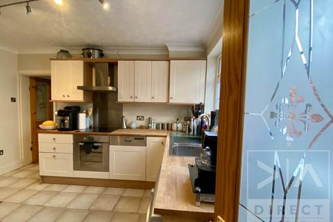 3 bedroom semi-detached house to rent, Upper Court Road, Epsom KT19