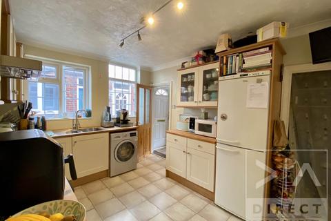 3 bedroom semi-detached house to rent, Upper Court Road, Epsom KT19