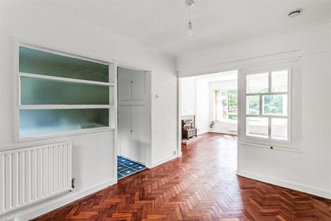 27 Linden Court, Leatherhead, KT22 7JG