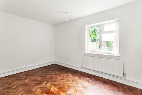 27 Linden Court, Leatherhead, KT22 7JG