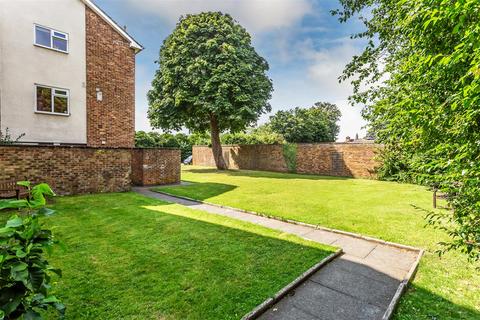 27 Linden Court, Leatherhead, KT22 7JG