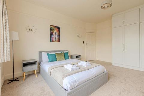 5 bedroom terraced house to rent, Woodfield Avenue, Streatham, SW16