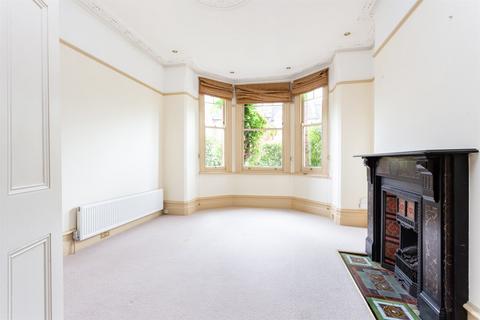 5 bedroom terraced house to rent, Beauval Road, London, SE22