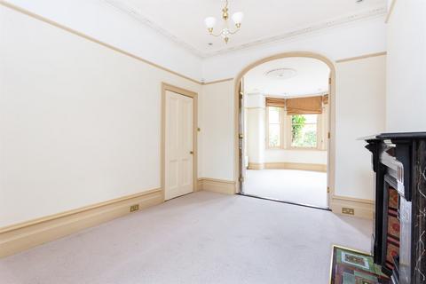 5 bedroom terraced house to rent, Beauval Road, London, SE22