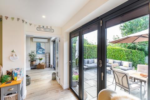 37 Beechwood Close, Amersham, HP6 6QX