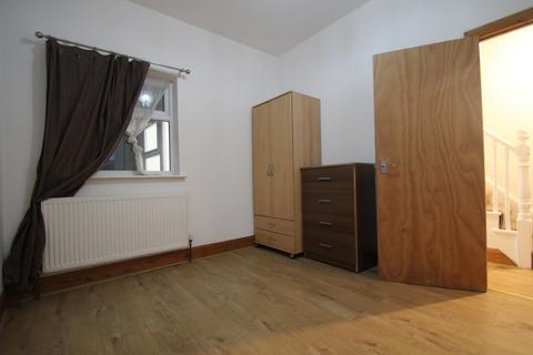 3 bedroom terraced house to rent, Morley Road, E10