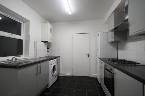 3 bedroom terraced house to rent, Morley Road, E10