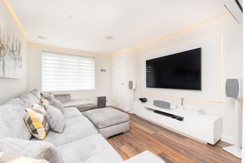 10 Henley Deane, Northfleet, Gravesend, DA11 8SX