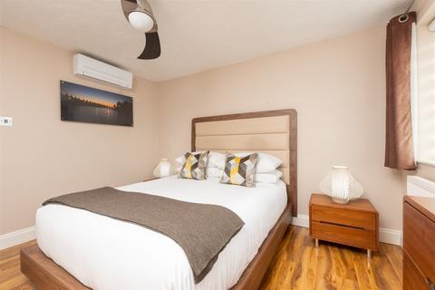 10 Henley Deane, Northfleet, Gravesend, DA11 8SX