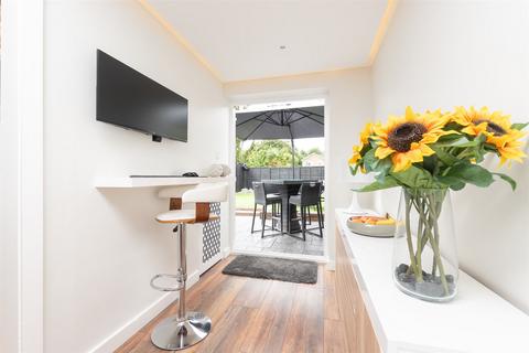 10 Henley Deane, Northfleet, Gravesend, DA11 8SX