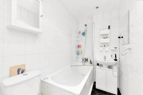 2 bedroom flat to rent, 107 Sandringham Road, London E8