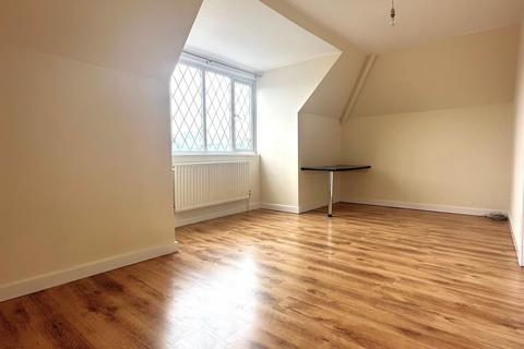 3 bedroom flat to rent, Kingston Road, Epsom, KT19