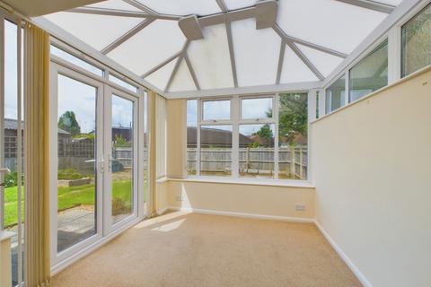 2 bedroom semi-detached bungalow for sale, Vale Drive, Horsham RH12