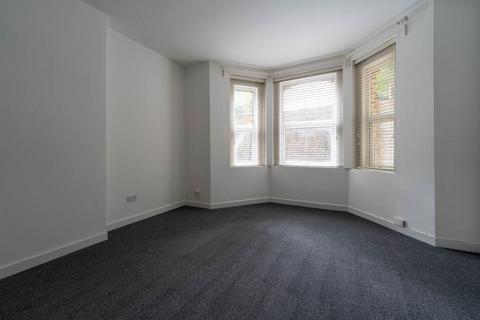 2 bedroom flat to rent, Tetherdown, London N10