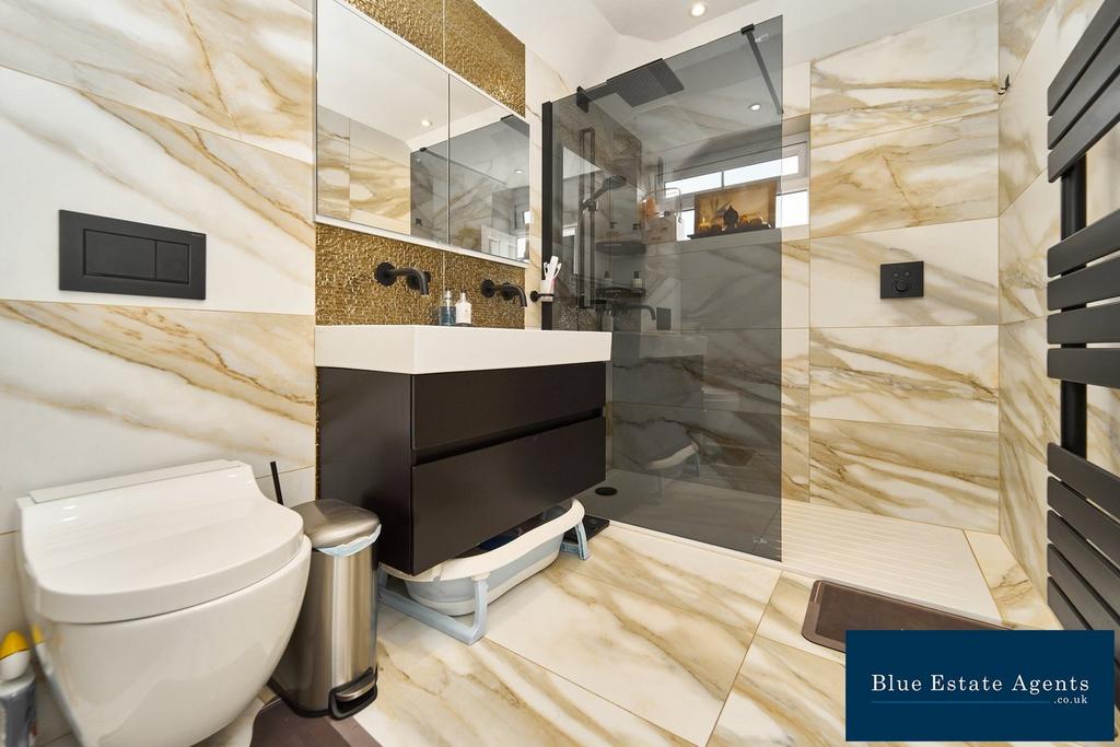 Family Shower Suite &amp; WC
