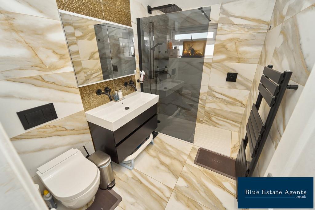 Family Shower Suite &amp; WC