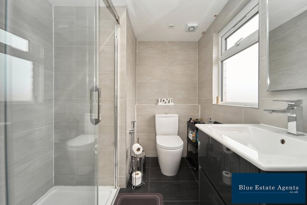 Master Loft En-Suite Shower &amp; WC