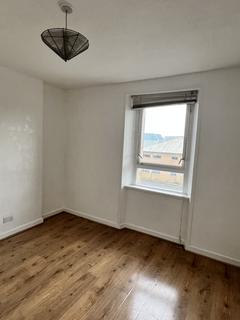 2 bedroom flat to rent, Aikenhead Road, Glasgow G42