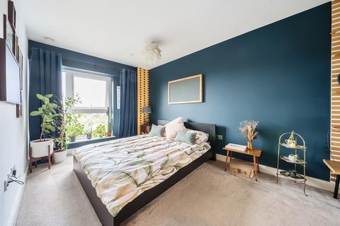 2 bedroom apartment for sale, Longfield Avenue, London