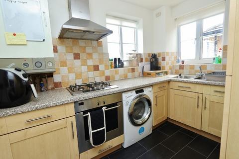 2 bedroom apartment to rent, Western Road, Romford, RM1