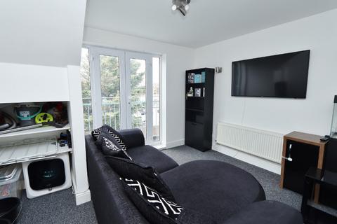 2 bedroom apartment to rent, Western Road, Romford, RM1