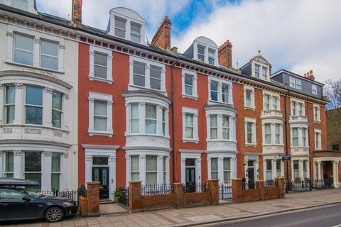 3 bedroom flat to rent, Petersham Road, Richmond