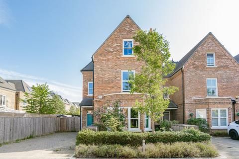 5 bedroom detached house to rent, Barrons Chase, Richmond, Surrey