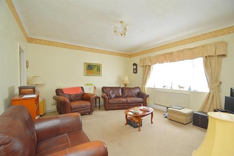 2 bedroom ground floor flat for sale, PRIVATE GARDEN * BRADING