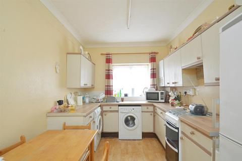 2 bedroom ground floor flat for sale, PRIVATE GARDEN * BRADING