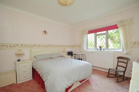 2 bedroom ground floor flat for sale, PRIVATE GARDEN * BRADING