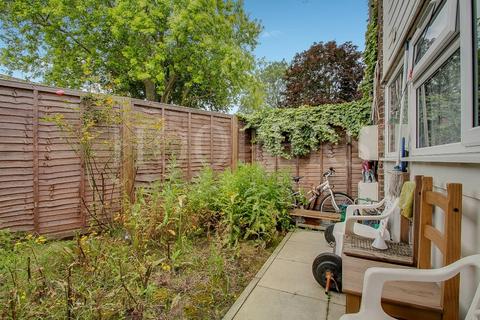 1 bedroom flat for sale, Mascotts Close, London, NW2