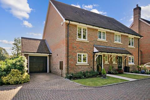 15 Barcombe Place, East Grinstead, RH19 1RT