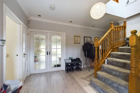 7 bedroom detached house to rent, Burntwood Avenue, Essex RM11